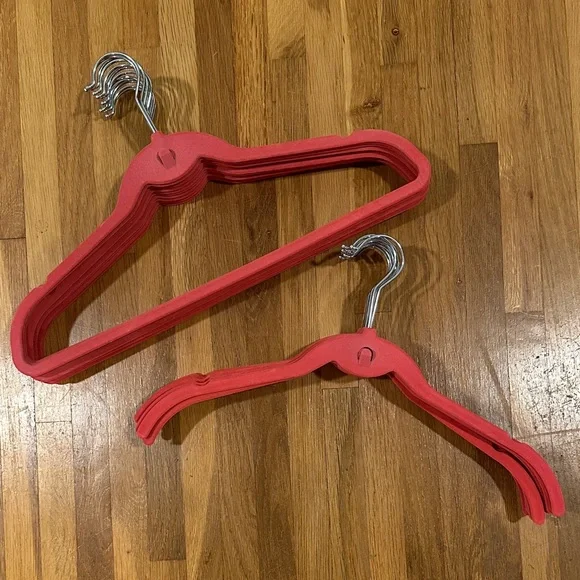 *last chance* Clutter Free | Set of Pink Velvet Hangers - Picture 1 of 11